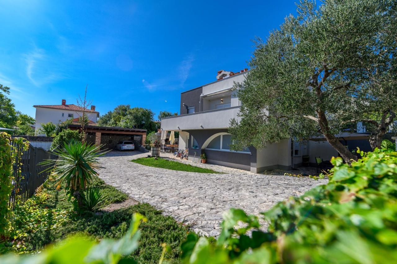 Apartments Maksim And Timon Veglia Exterior foto