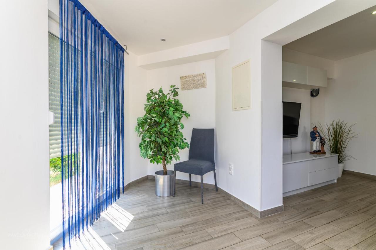 Apartments Maksim And Timon Veglia Exterior foto